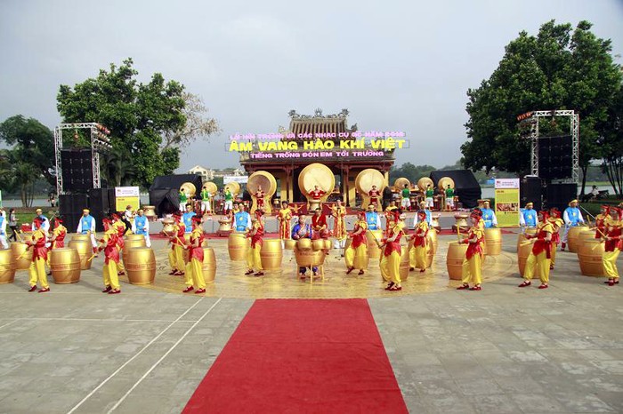 Các đoàn trống tham gia biểu diễn trên sân khấu chính được thiết kế thành hình tròn mang hoa văn trống đồng Đông Sơn, cùng dàn trống hội gồm 100 chiếc, tượng trưng cho 100 người con của Lạc Long Quân – Âu Cơ.